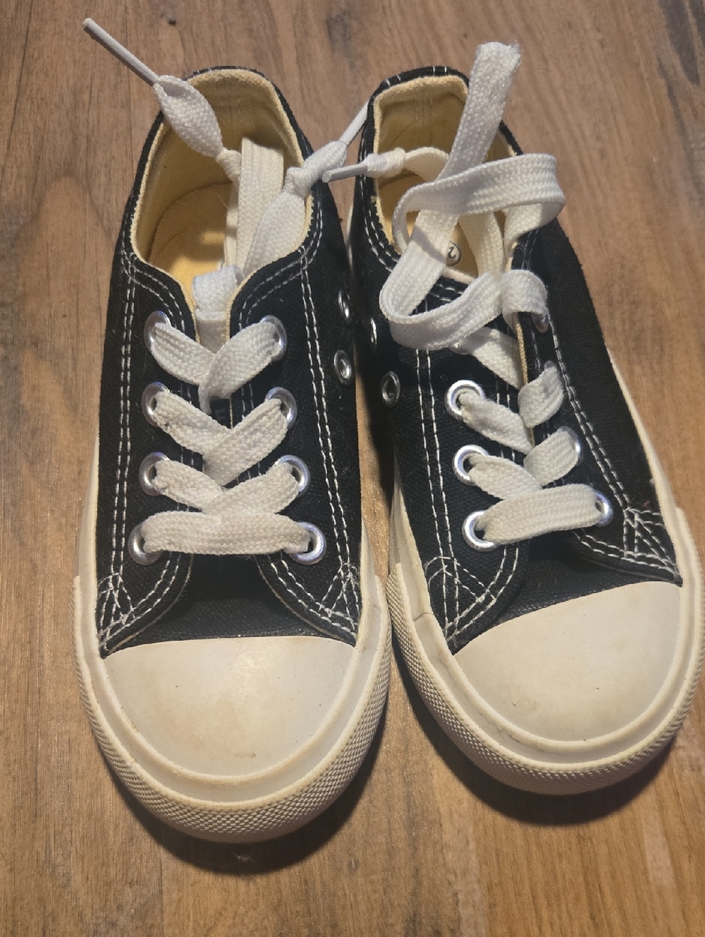 SHEIN Black Canvas Kids Low-Top Sneakers with White Laces